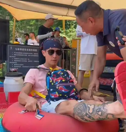 吴尊现身娱乐场状态好,网友把注意力放在了腿上|纹身|游乐场_网易订阅