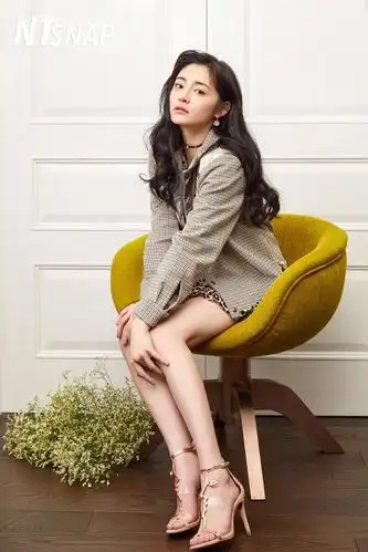 冰美人周洁琼玩起轻熟风卷发配豹纹裙想要性感就该这么穿