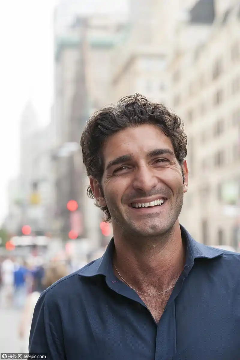 照片 外国人像 城市里的行人肖像.jpg