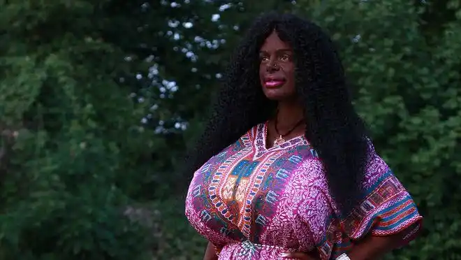 德国32岁女模特嫌32t胸部不够大希望能像泰坦尼克号一样大