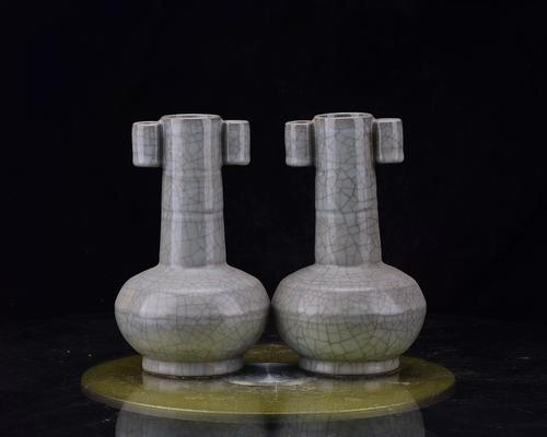 大宋修内司官窑贯耳尊瓶