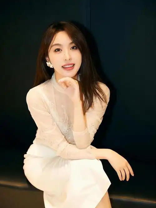 还没翻红先翻车李菲儿成万人嫌早年旧照被扒与现在判若两人