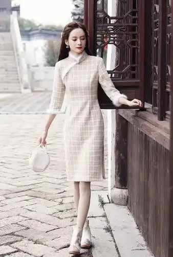 旗袍裙不仅可以单穿,也可以搭配皮草,大衣或者是披风等,各具风情与