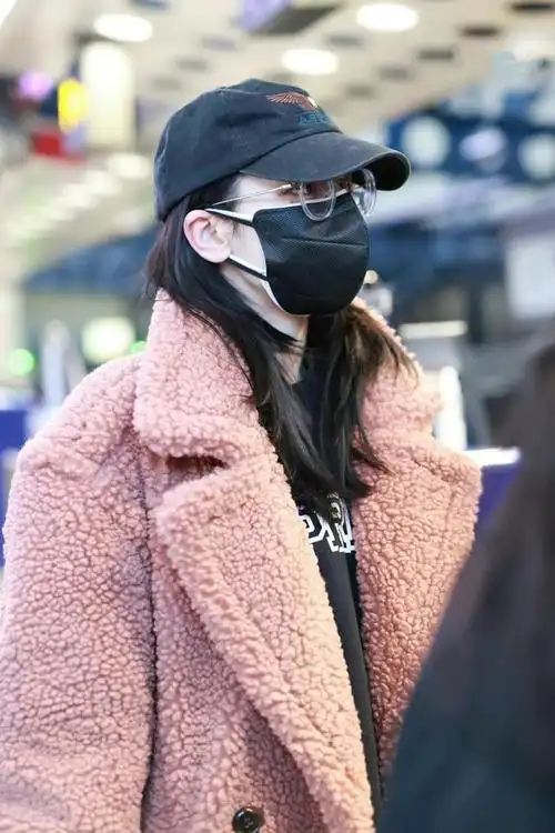 迪丽热巴认真过冬穿泰迪熊大衣戴双层口罩筷子腿好惹眼