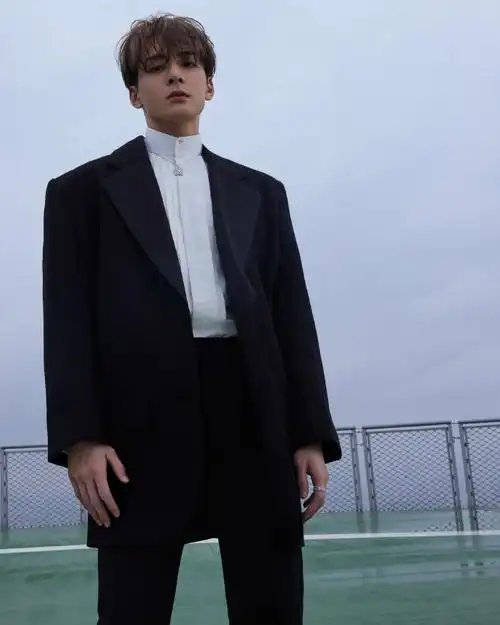 曾舜晞joseph身着saint laurent ss24西服套装,搭配de beers