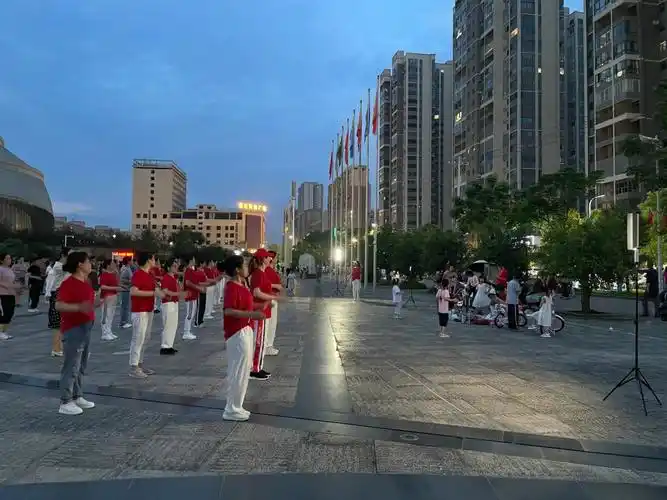 看妈妈和同学妈妈一起跳广场舞,像极了上学的时候我和我同学两个人在