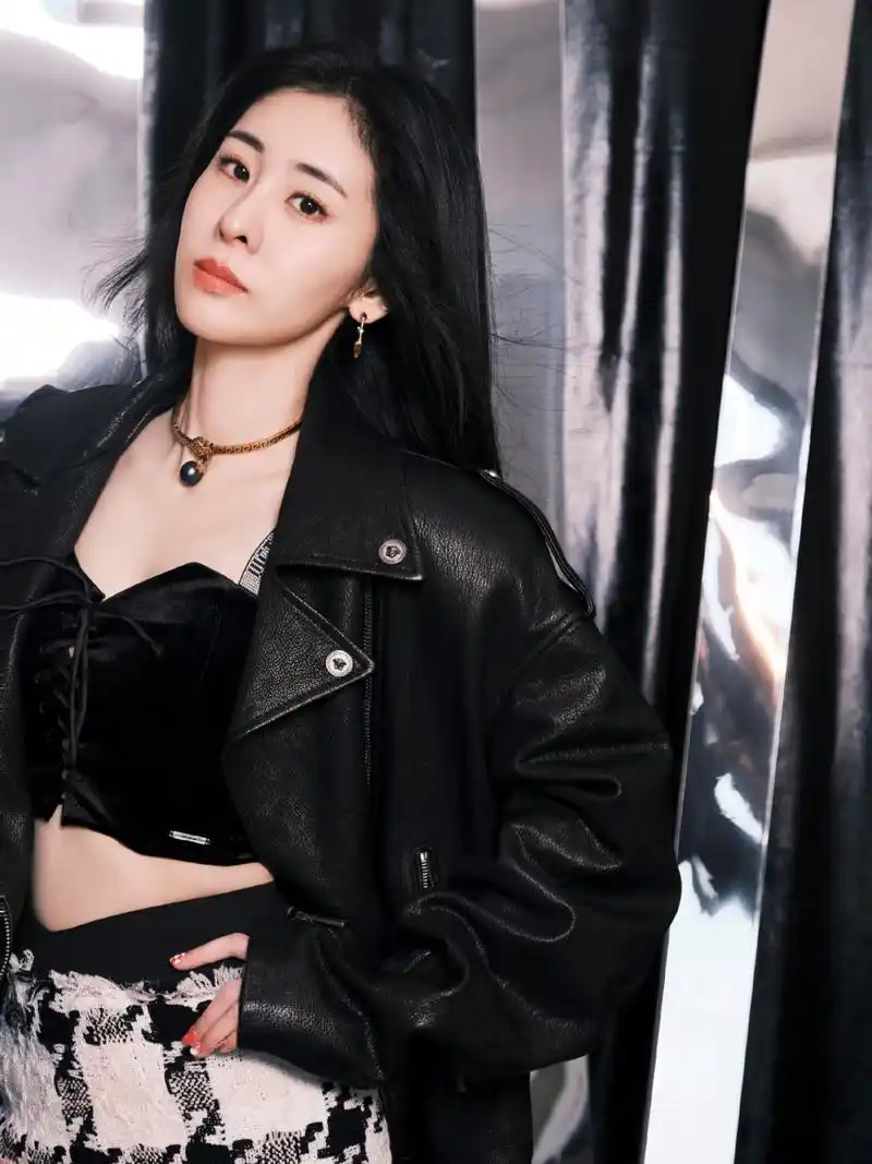 美艳绝伦!张碧晨最新时尚写真,魅力无限,令人陶醉!