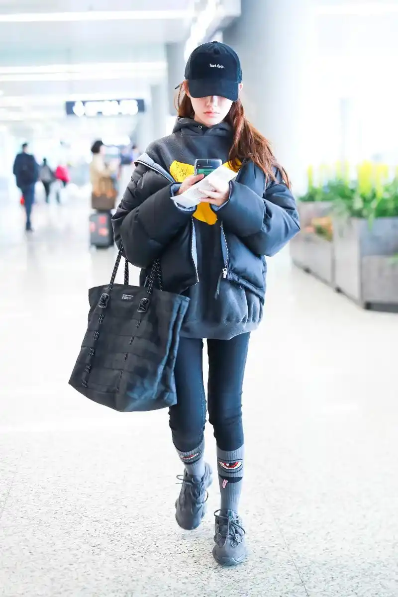 林允戴棒球帽穿黑羽绒服搭配紧身裤现身机场,素颜出镜笑得好开心