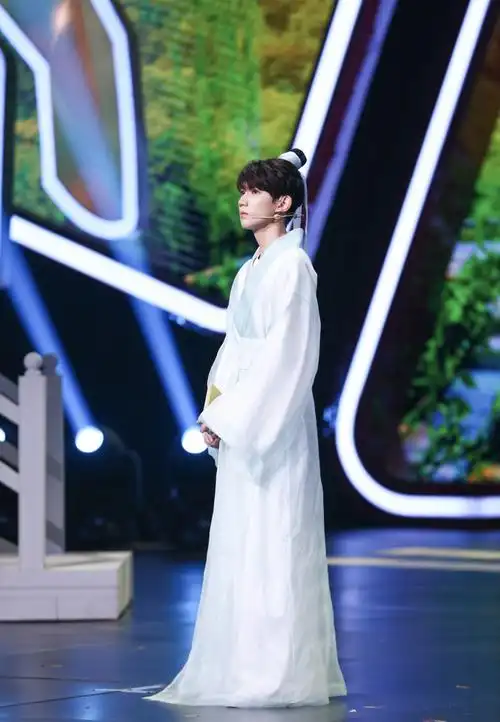 冒着仙气的仕林公子,穿古装的源哥也是十分精致了|王源|tfboys|仙气
