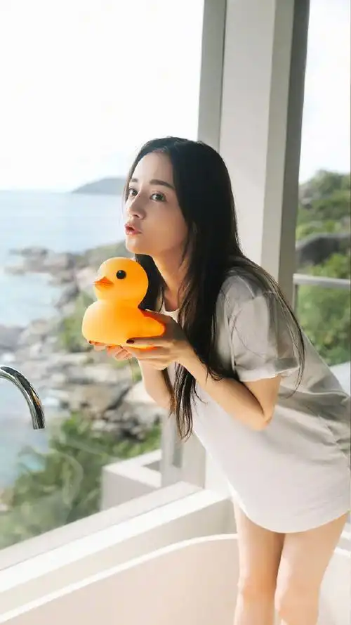 迪丽热巴可爱俏皮生活写真