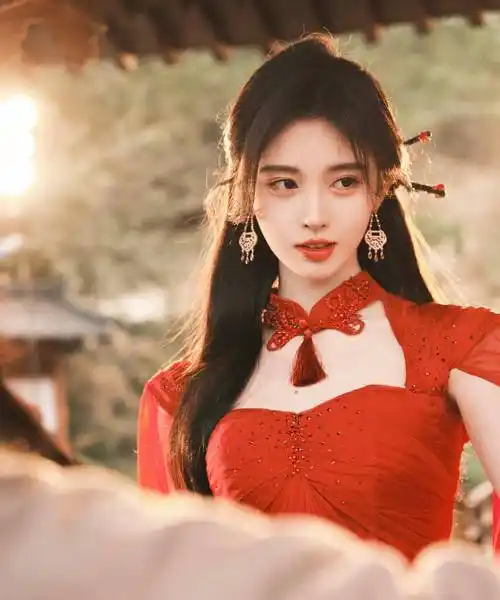 脸型小巧,笑容甜美的鞠婧祎,与俏皮活泼的韩菱纱,气质和形象看似有点