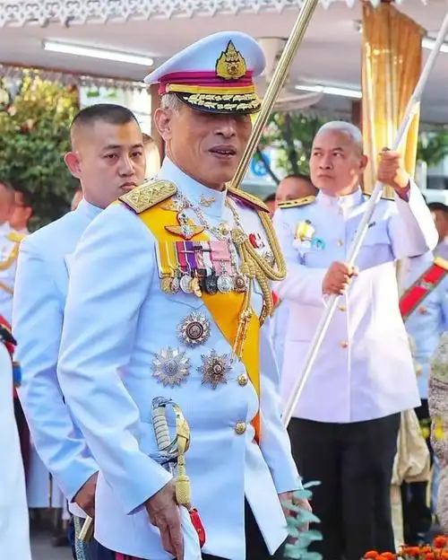 泰国国王夫妇穿情侣背心一起运动有活力王后还被老公甩在身后