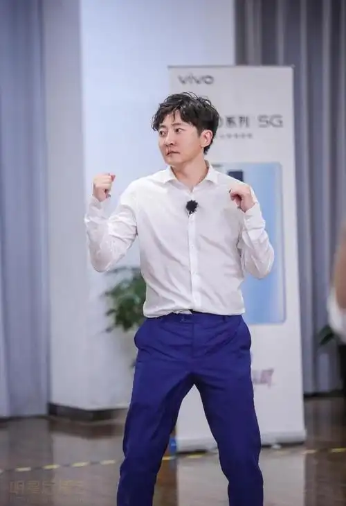 但有一次外出时陆毅,鲍蕾夫妇乘坐在舒服的商务舱,而郭京飞,鲍莉一家