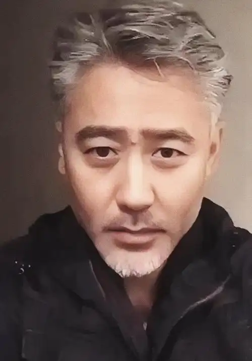 四年时光匆匆而过,陈昱霖早已步入了新的生活篇章,而吴秀波的现状又是