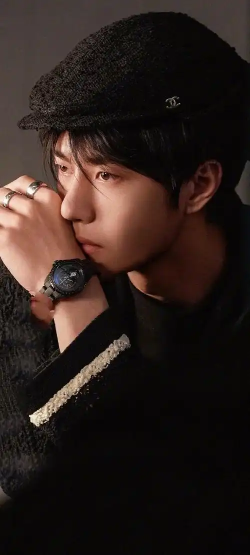 王一博白色无袖