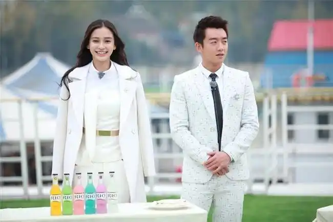 郑恺和老婆船上相望,杨颖在旁一脸姨母笑,眼神中的羡慕藏不住