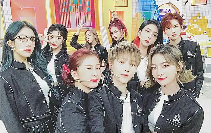 原创the9官博晒团综合照,看到成员的站位后,这c位真是绝了啊