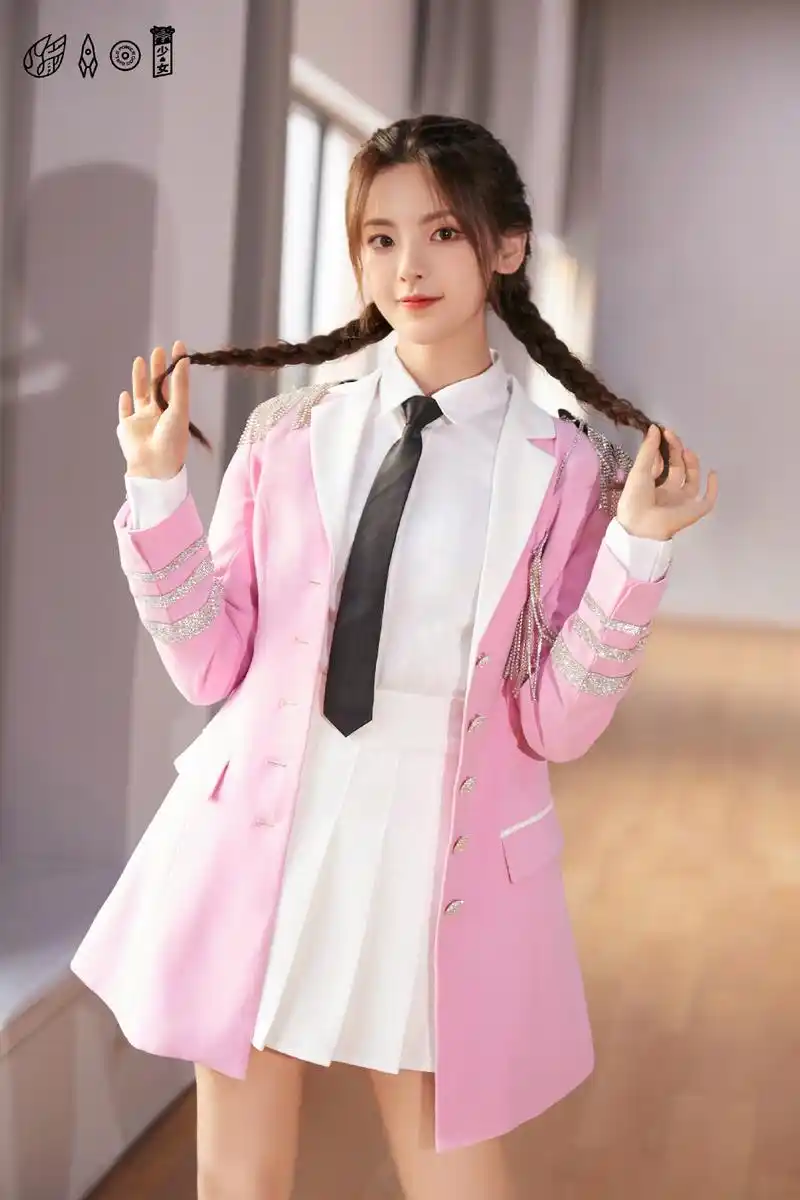 火箭少女重现经典造型,再穿粉色西装,吴宣仪小蛮腰吸睛!