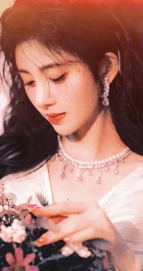 鞠婧祎复古造型眼波流转 皮肤白皙透亮氛围感拉满