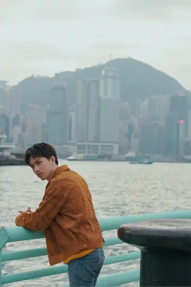 许魏洲现身香港出席活动 晒游客照与粉丝道晚安