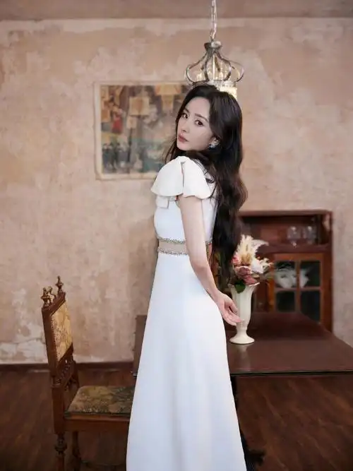 杨幂碎钻露腰白裙#杨幂碎钻露腰白裙搭配蝴蝶造型优雅又高贵!