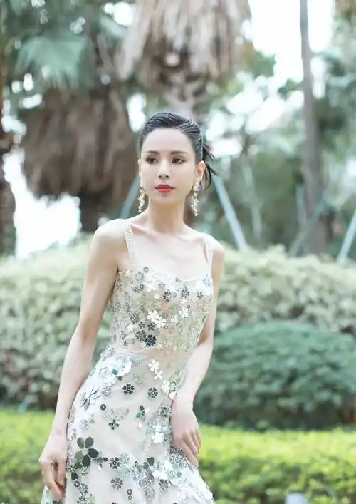 原创李若彤哪像54岁银色亮片时尚裙清新妩媚婀娜身材女神范儿