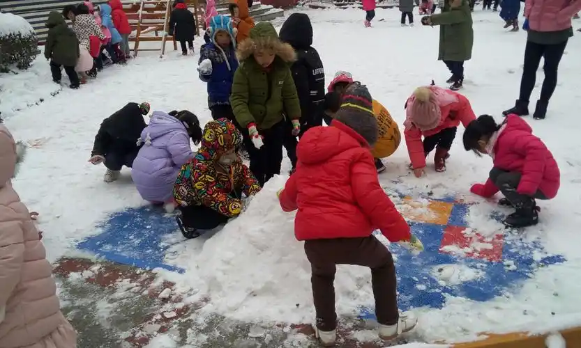 一转眼,一群小朋友已经在堆雪人啦!
