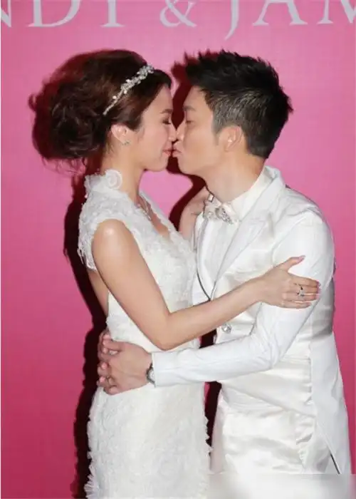 知名港姐冠军官宣二胎产女嫁大18岁老公超幸福婚礼刘德华送祝福