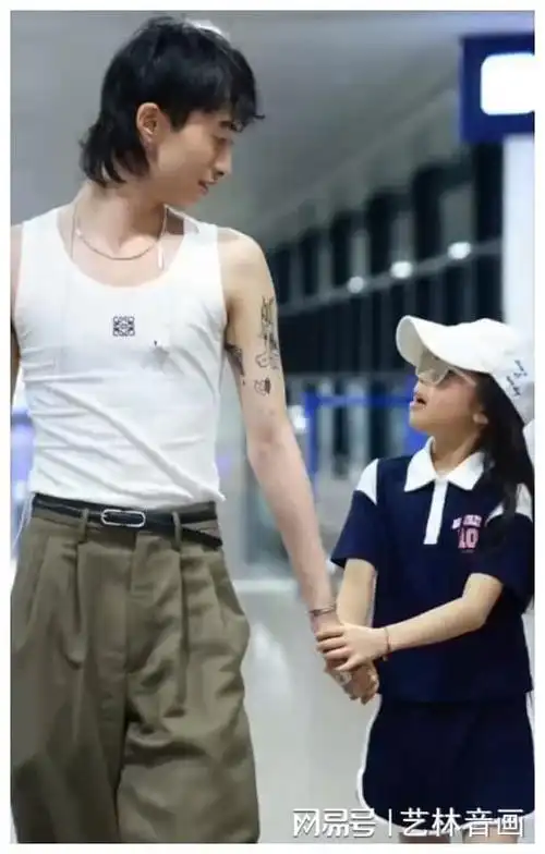 女儿戴墨镜接机恩利,四肢修长好有范,被哥哥调侃是大明星|庾澄庆|小