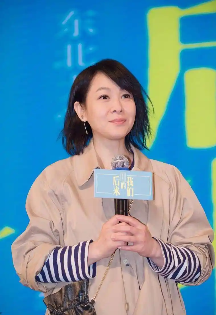 原创51岁刘若英这状态没谁了穿风衣配条纹t恤好美小姑娘都比不上