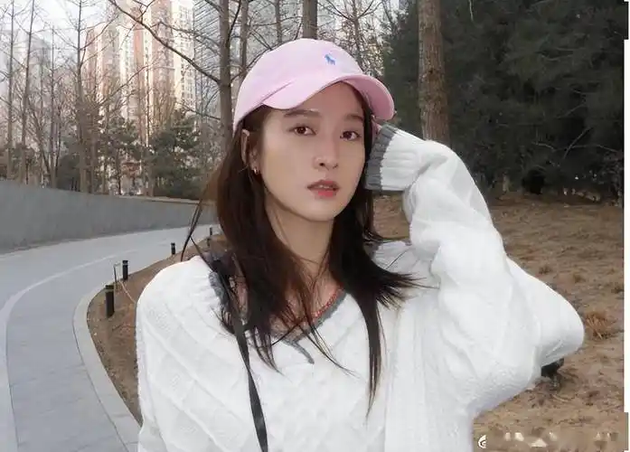 张雪迎晒春日美照,肤白貌美,宛如最美初恋!