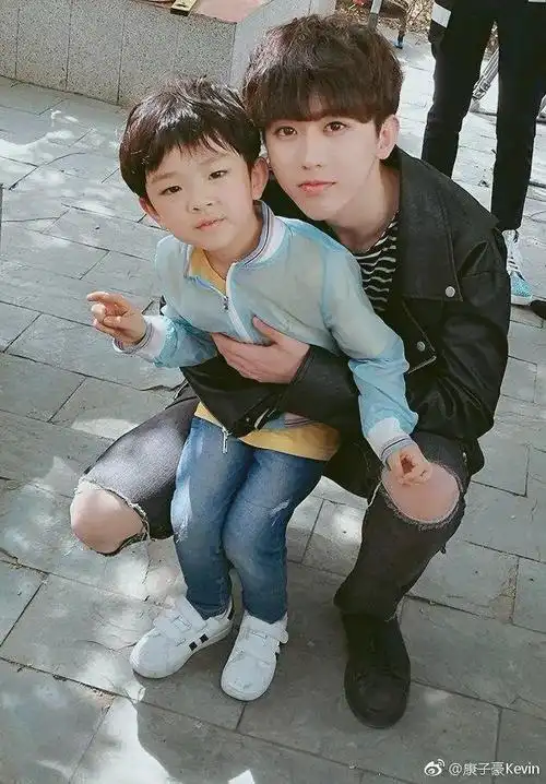 之前蔡徐坤跟一个7岁小朋友合照,这脸的大小也根本没差多少好吧!