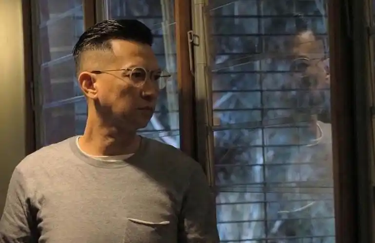 56岁张家辉低调出街,短袖人字拖太接地气,身家上亿却十分节俭