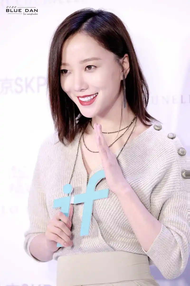 王珞丹出席活动v领上衣搭同色系阔腿裤,穿出1米8大长腿的既视感