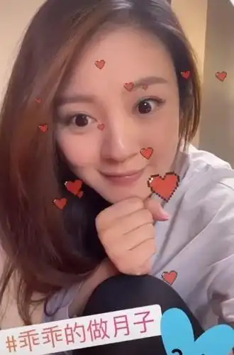 安以轩素颜自拍,搞怪卖萌.