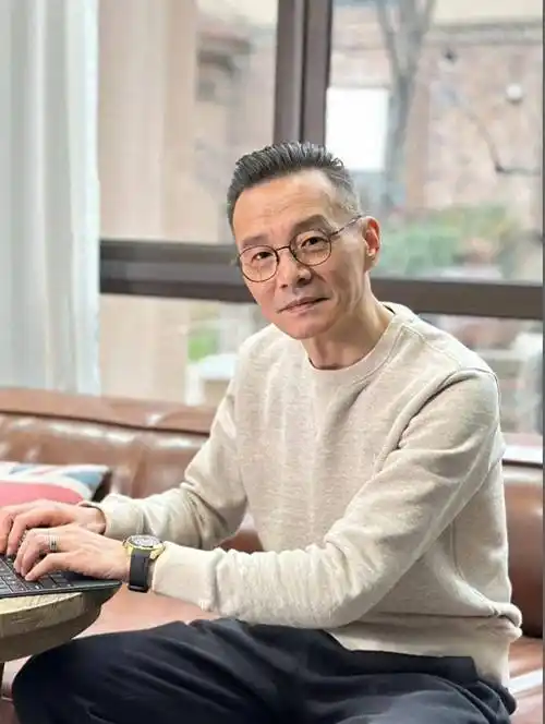 六七十岁男人:发型尽量少留寸头,长发,换成这些更帅气有型_头发_短发