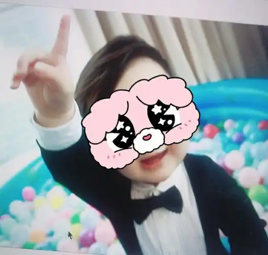 baby晒照为两岁儿子庆生小海绵头发黝黑浓密肉嘟嘟超软萌