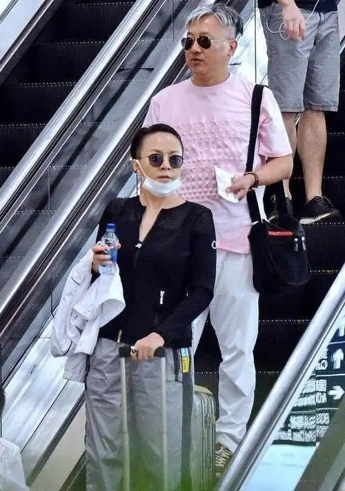 宋丹丹与老公现身机场,56岁丹丹姐被宠的像个小公主!