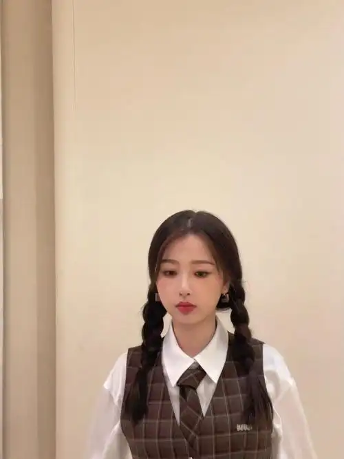 虞书欣晒制服新照扎双麻花辫摆造型可爱多