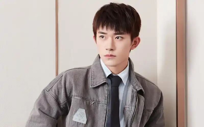 青年演员易烊千玺电脑桌面壁纸图片