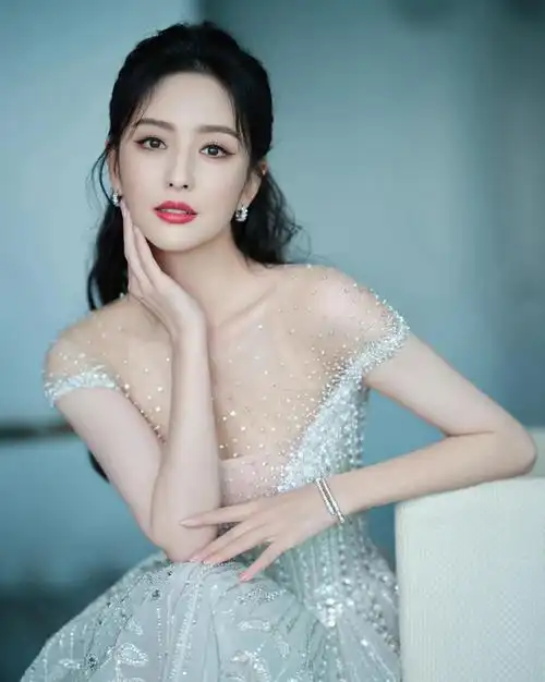 佟丽娅深v透视裙造型雍容华贵魅力可人