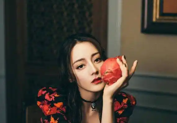 原创迪丽热巴首登开年杂志封面粉丝组织冲销量却又被内涵有恋情