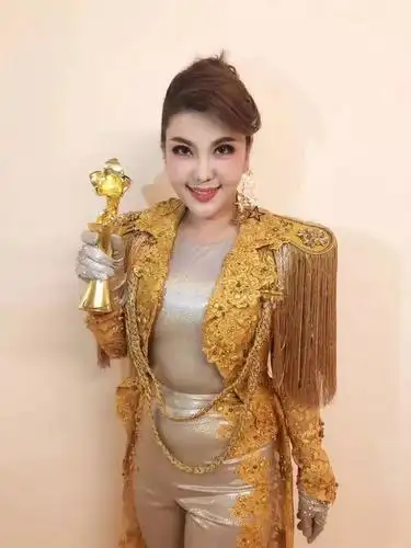 乌兰图雅斩获最高"善德风尚奖",向世界传播最美中国声音!_手机搜狐网