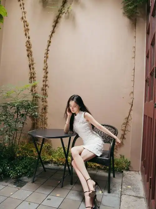 杨幂白色连衣裙搭配一字带凉鞋尽显曼妙身姿古堡里优雅的公主