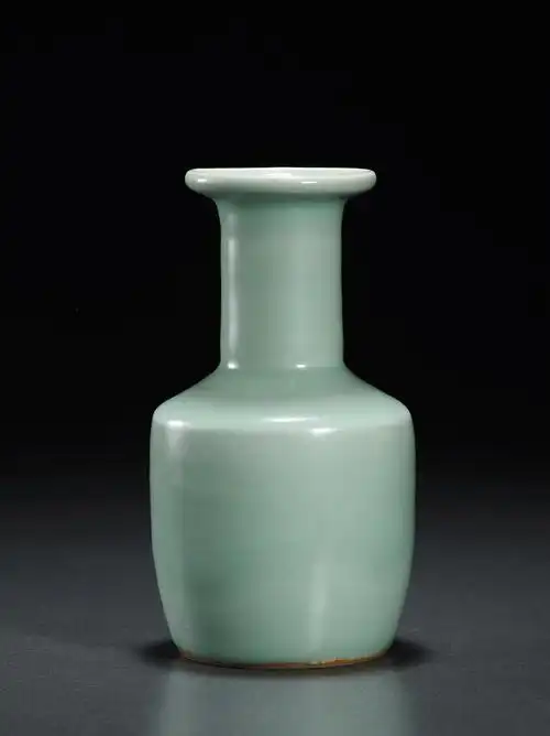 南宋61龙泉粉青釉纸槌瓶