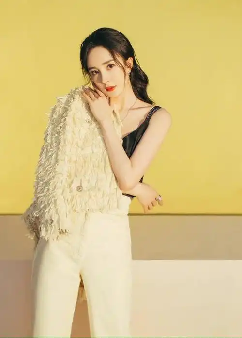 杨幂衣品值得称赞,私下私服也很惊艳,优雅气质的女人味