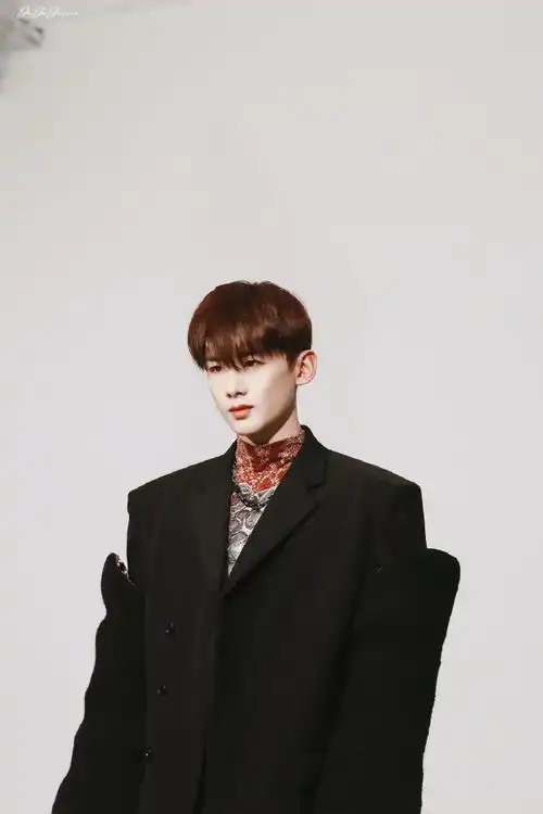 白敬亭芭莎男士7月刊封面##白敬亭古典风滑板双封大片