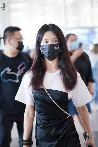 610刘些宁刘些宁今日机场look一则拼接抽褶设计t恤裙搭配系带靴紫色