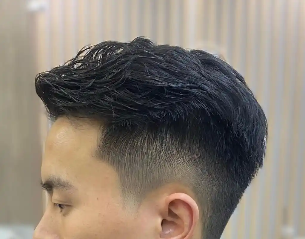 男生纹理烫发:三七侧背 纹理烫能让头发保持自然的同时增加发型的线条