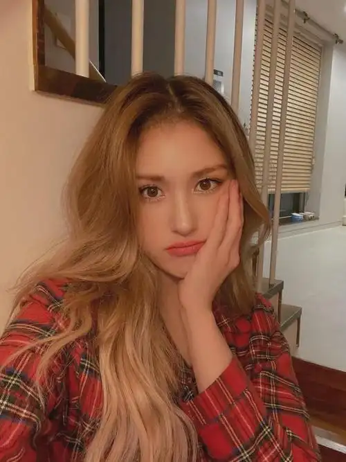 以后也要继续走花路啊~父亲是加拿大人,母亲是韩国人,混血艳丽挂的